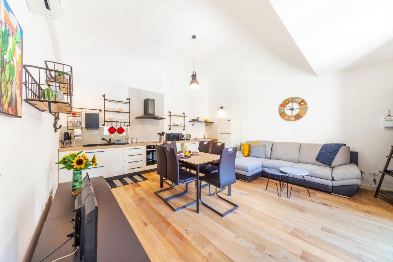 Vakalu-Piazza Duomo Charming Apartment Syracuse Bagian luar foto