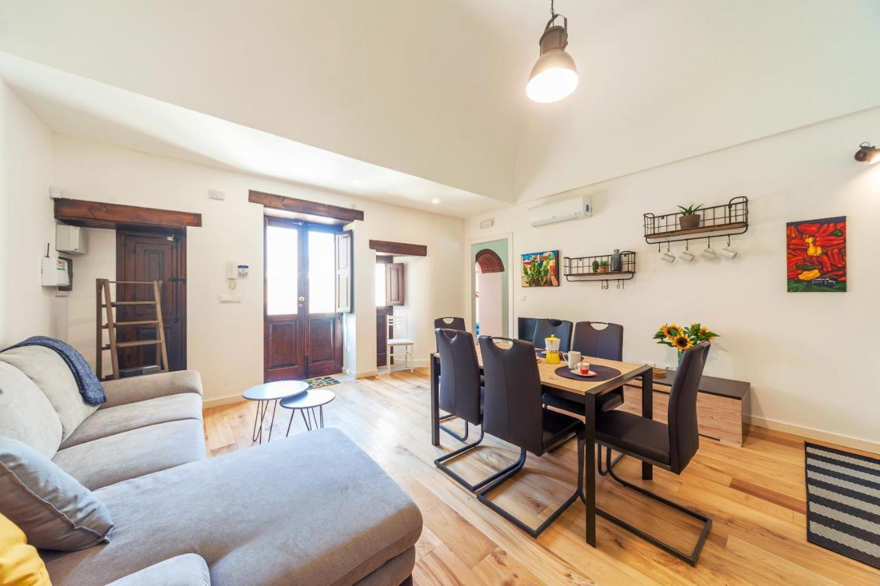 Vakalu-Piazza Duomo Charming Apartment Syracuse Bagian luar foto